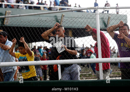 Valencia, Carabobo, Venezuela. 24. Juni 2015. Juni 24, 2015. Allgemeine und abwechslungsreiches Umfeld der Pferderennen in der nationalen Hippodrom der Stadt Valencia, Carabobo Zustand. Foto: Juan Carlos Hernandez Credit: Juan Carlos Hernandez/ZUMA Draht/Alamy leben Nachrichten Stockfoto