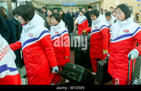 Seoul, Südkorea. 25. Januar, 2018. Der nordkoreanische Frauen Eishockey Team, Jan 25, 2018: Die Spieler von Eis die Nordkoreanische Frauen Hockey Team ankommen, Zoll-, Einwanderungs- und Quarantäne (CIQ) von Südkorea bei dorasan Station, in Paju, nördlich von Seoul, Südkorea, nachdem Sie die Grenze über die Gyeongui Linie gekreuzt. Mitglieder einer Nordkoreanischen olympischen Advance Team und Eis des Nordens Women's Hockey Spieler überquert in den Süden am Donnerstag. Quelle: Lba Co.Ltd./Alamy leben Nachrichten Stockfoto