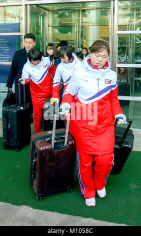 Seoul, Südkorea. 25. Januar, 2018. Der nordkoreanische Frauen Eishockey Team, Jan 25, 2018: Die Spieler von Eis die Nordkoreanische Frauen Hockey Team ankommen, Zoll-, Einwanderungs- und Quarantäne (CIQ) von Südkorea bei dorasan Station, in Paju, nördlich von Seoul, Südkorea, nachdem Sie die Grenze über die Gyeongui Linie gekreuzt. Mitglieder einer Nordkoreanischen olympischen Advance Team und Eis des Nordens Women's Hockey Spieler überquert in den Süden am Donnerstag. Quelle: Lba Co.Ltd./Alamy leben Nachrichten Stockfoto