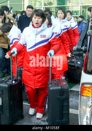 Seoul, Südkorea. 25. Januar, 2018. Der nordkoreanische Frauen Eishockey Team, Jan 25, 2018: Die Spieler von Eis die Nordkoreanische Frauen Hockey Team ankommen, Zoll-, Einwanderungs- und Quarantäne (CIQ) von Südkorea bei dorasan Station, in Paju, nördlich von Seoul, Südkorea, nachdem Sie die Grenze über die Gyeongui Linie gekreuzt. Mitglieder einer Nordkoreanischen olympischen Advance Team und Eis des Nordens Women's Hockey Spieler überquert in den Süden am Donnerstag. Quelle: Lba Co.Ltd./Alamy leben Nachrichten Stockfoto