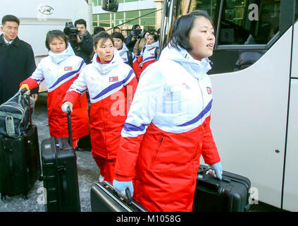 Seoul, Südkorea. 25. Januar, 2018. Der nordkoreanische Frauen Eishockey Team, Jan 25, 2018: Die Spieler von Eis die Nordkoreanische Frauen Hockey Team ankommen, Zoll-, Einwanderungs- und Quarantäne (CIQ) von Südkorea bei dorasan Station, in Paju, nördlich von Seoul, Südkorea, nachdem Sie die Grenze über die Gyeongui Linie gekreuzt. Mitglieder einer Nordkoreanischen olympischen Advance Team und Eis des Nordens Women's Hockey Spieler überquert in den Süden am Donnerstag. Quelle: Lba Co.Ltd./Alamy leben Nachrichten Stockfoto