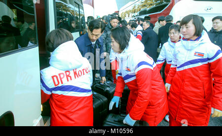 Seoul, Südkorea. 25. Januar, 2018. Der nordkoreanische Frauen Eishockey Team, Jan 25, 2018: Die Spieler von Eis die Nordkoreanische Frauen Hockey Team ankommen, Zoll-, Einwanderungs- und Quarantäne (CIQ) von Südkorea bei dorasan Station, in Paju, nördlich von Seoul, Südkorea, nachdem Sie die Grenze über die Gyeongui Linie gekreuzt. Mitglieder einer Nordkoreanischen olympischen Advance Team und Eis des Nordens Women's Hockey Spieler überquert in den Süden am Donnerstag. Quelle: Lba Co.Ltd./Alamy leben Nachrichten Stockfoto