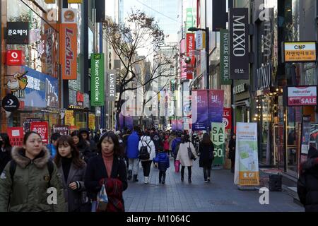 Belebten Einkaufsstraße in Seoul Myeongdong Bezirk. Foto vom 26. Dezember 2017. | Verwendung weltweit Stockfoto