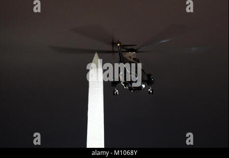 Washington, DC. 24 Jan, 2018. Marine One, mit dem Präsidenten der Vereinigten Staaten Donald J. Trumpf an Bord, fährt das Weiße Haus auf dem Weg nach Joint Base Andrews, wo der Präsident an Bord Air Force One für den Flug nach Davos, Schweiz Januar 24, 2018 in Washington, DC. Credit: Olivier Douliery/Pool über CNP - KEINE LEITUNG SERVICE · Credit: Olivier Douliery/Konsolidierte/dpa/Alamy leben Nachrichten Stockfoto