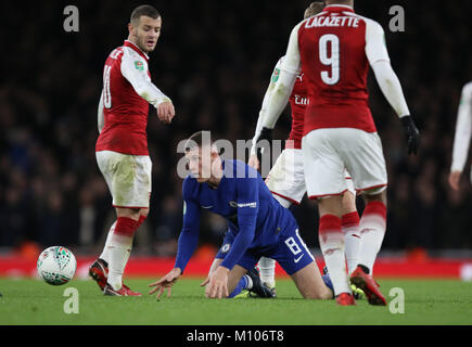 London, Großbritannien. 24. Januar, 2018. Jack Wilshere (A) Punkte zu Ross Barkley (C) in der carabao Cup, Halbfinale, zwischen Arsenal und Chelsea im Emirates Stadium, London, am 24. Januar 2018 ** DIESES BILD IST FÜR DIE REDAKTIONELLE VERWENDUNG ** Quelle: Paul Marriott/Alamy leben Nachrichten Stockfoto