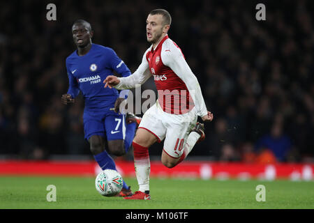 London, Großbritannien. 24. Januar, 2018. N'Golo Kante (C) Jack Wilshere (A) in den Carabao Cup, Halbfinale, zwischen Arsenal und Chelsea im Emirates Stadium, London, am 24. Januar 2018 ** DIESES BILD IST FÜR DIE REDAKTIONELLE VERWENDUNG ** Quelle: Paul Marriott/Alamy leben Nachrichten Stockfoto