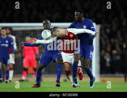 London, Großbritannien. 24. Januar, 2018. N'Golo Kante (C) Jack Wilshere (A) Tiemoue Bakayoko (C) in der carabao Cup, Halbfinale, zwischen Arsenal und Chelsea im Emirates Stadium, London, am 24. Januar 2018 ** DIESES BILD IST FÜR DIE REDAKTIONELLE VERWENDUNG ** Quelle: Paul Marriott/Alamy leben Nachrichten Stockfoto