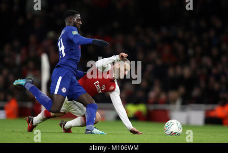 London, Großbritannien. 24. Januar, 2018. Tiemoue Bakayoko (C) Jack Wilshere (A) in den Carabao Cup, Halbfinale, zwischen Arsenal und Chelsea im Emirates Stadium, London, am 24. Januar 2018 ** DIESES BILD IST FÜR DIE REDAKTIONELLE VERWENDUNG ** Quelle: Paul Marriott/Alamy leben Nachrichten Stockfoto