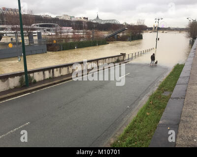 Paris, Frankreich. 25 Jan, 2018. Hochwasser steigt in Paris, Seine im Hochwasser am 25. Januar 2018 Credit: RichFearon/Alamy leben Nachrichten Stockfoto