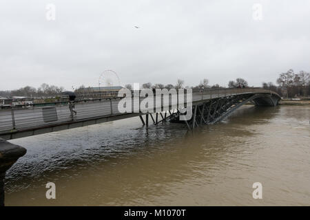 Paris, Frankreich. 25 Jan, 2018. Hochwasser steigt in Paris, Seine im Hochwasser am 25. Januar 2018 Credit: RichFearon/Alamy leben Nachrichten Stockfoto