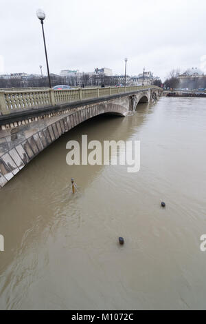 Paris, Frankreich. 25 Jan, 2018. Hochwasser steigt in Paris, Seine im Hochwasser am 25. Januar 2018 Credit: RichFearon/Alamy leben Nachrichten Stockfoto