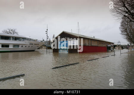 Paris, Frankreich. 25 Jan, 2018. Hochwasser steigt in Paris, Seine im Hochwasser am 25. Januar 2018 Credit: RichFearon/Alamy leben Nachrichten Stockfoto