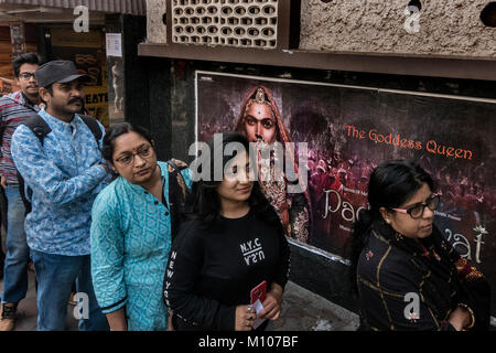 (180125) -- Kalkutta, Jan. 25, 2018 (Xinhua) - Menschen stehen in einer Schlange vor dem Plakat des umstrittenen Bollywood Film "Padmavat" außerhalb eines Films Halle in Kolkata, Indien, Jan. 25, 2018. (Xinhua / tumpa Mondal) (Rh) Stockfoto