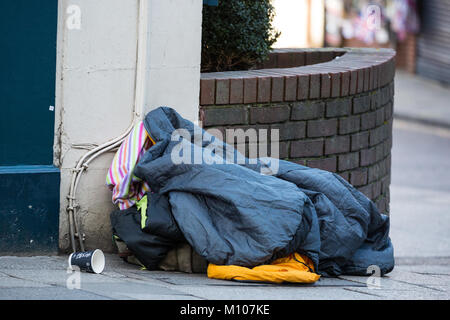 Windsor, Großbritannien. 25 Jan, 2018. Die habseligkeiten eines rough Sleeper auf einem Gehsteig gegenüber von Schloss Windsor im Royal Borough of Windsor und Maidenhead. Offizielle heute veröffentlichten Zahlen zeigen, dass die Zahl der Obdachlosen für das siebte Jahr in Folge, in England zugenommen hat. Zwei Ratsmitglieder haben konservative Partei Gruppe des Royal Borough auf Ersuchen des Rates leader Simon Dudley, dass der Bereich der Obdachlosen vor der königlichen Hochzeit im Mai gelöscht werden. Credit: Mark Kerrison/Alamy leben Nachrichten Stockfoto