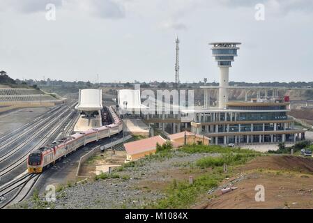 Mombasa, Kenia. 12 Aug, 2017. Der neue Bahnhof von Mombasa am 11.08.2017 mit einem Personenzug nach Nairobi - Kenia. | Verwendung der weltweiten Kredit: dpa/Alamy leben Nachrichten Stockfoto