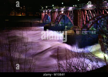 Glasgow, Schottland. 24 Jan, 2018. UK Wetter. Wasser tobt durch die Clyde Gezeiten Wehr in Gorballs, Glasgow nach starken Regenfällen Credit: Tony Clerkson/Alamy leben Nachrichten Stockfoto