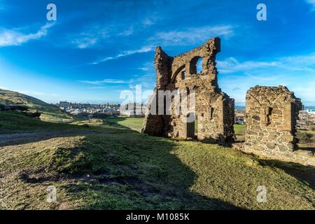 Edinburgh, Großbritannien. 25 Jan, 2018. Mildes Wetter bewegt in Großbritannien. St Anthony's Chapel, die in Holyrood Park sitzt und mit Blick auf die Stadt Edinburgh mit Calton Hill und das Edinburgh Castle sowohl aus dieser Perspektive sichtbar. Credit: Rich Dyson/Alamy leben Nachrichten Stockfoto