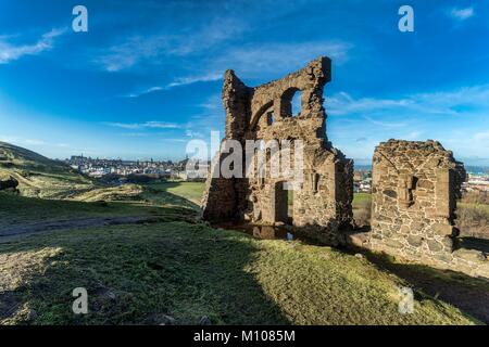 Edinburgh, Großbritannien. 25 Jan, 2018. Mildes Wetter bewegt in Großbritannien. St Anthony's Chapel, die in Holyrood Park sitzt und mit Blick auf die Stadt Edinburgh mit Calton Hill und das Edinburgh Castle sowohl aus dieser Perspektive sichtbar. Credit: Rich Dyson/Alamy leben Nachrichten Stockfoto