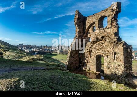 Edinburgh, Großbritannien. 25 Jan, 2018. Mildes Wetter bewegt in Großbritannien. St Anthony's Chapel, die in Holyrood Park sitzt und mit Blick auf die Stadt Edinburgh mit Calton Hill und das Edinburgh Castle sowohl aus dieser Perspektive sichtbar. Credit: Rich Dyson/Alamy leben Nachrichten Stockfoto