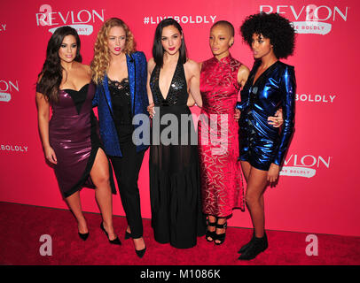 New York, NY, USA. 24 Jan, 2018. Ashley Graham, Raquel Zimmermann, Gal Gadot, Adwoa Aboah und Imaan Hamam im Revlon Leben mutig Launch bei Skylight Moderne am 24. Januar 2018 in New York City. Quelle: John Palmer Medien Punch/Alamy leben Nachrichten Stockfoto