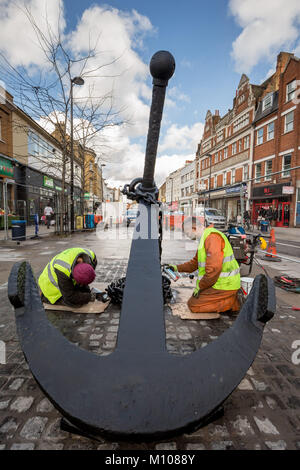 London, Großbritannien. 25 Jan, 2018. Die ikonischen Deptford Anker ist schließlich an seinen ursprünglichen Ort am südlichen Ende von Deptford High Street zurück, nachdem im Jahr 2013 für hohe Straße Sanierung Werke entfernt werden. Hier auf seiner neuen gepflasterten Base kurz nach in Position angehoben wird gestrichen. Der Anker ist Teil der reichen maritimen Deptford's Geschichte. Credit: Guy Corbishley/Alamy leben Nachrichten Stockfoto