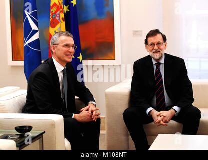 Madrid, Spanien. 25 Jan, 2018. Der spanische Premierminister Mariano Rajoy (R) trifft sich mit NATO-Generalsekretär Jens Stoltenberg in Madrid, Spanien, Jan. 25, 2018. Quelle: Guo Qiuda/Xinhua/Alamy leben Nachrichten Stockfoto