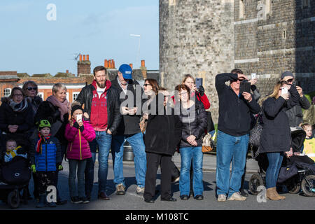 Windsor, Großbritannien. 25. Januar, 2018. Touristen schützen Ihre Augen vor der Sonne, wie Sie den Wachwechsel Zeremonie im Schloss Windsor. Credit: Mark Kerrison/Alamy leben Nachrichten Stockfoto