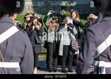 Windsor, Großbritannien. 25. Januar, 2018. Touristen schützen Ihre Augen vor der Sonne, wie Sie den Wachwechsel Zeremonie im Schloss Windsor. Credit: Mark Kerrison/Alamy leben Nachrichten Stockfoto