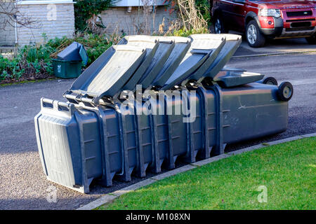 Bradley Stoke, UK. 25 Jan, 2018. 25. Januar 2018. South Gloucestershire Pläne, um Abfall zu reduzieren und das Recycling Ein weiterer Schritt nach vorn. Als Teil der "Abfälle", househol 240 Liter schwarz Fächer werden gesammelt und mit einem kleineren 140 Liter bin ersetzt. Auf der kleineren Kapazität verringern, Recycling Sammlungen wöchentlich in 2017 wurde. Haushalte, die mehr capacitythan 140 Liter eine zusätzliche l 140 Liter bin anfordern können. Eine jährliche Gebühr von £ 32 für ein extra Fach. © JMF-News/Alamy leben Nachrichten Stockfoto