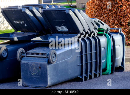 Bradley Stoke, UK. 25 Jan, 2018. 25. Januar 2018. South Gloucestershire Pläne, um Abfall zu reduzieren und das Recycling Ein weiterer Schritt nach vorn. Als Teil der "Abfälle", househol 240 Liter schwarz Fächer werden gesammelt und mit einem kleineren 140 Liter bin ersetzt. Auf der kleineren Kapazität verringern, Recycling Sammlungen wöchentlich in 2017 wurde. Haushalte, die mehr capacitythan 140 Liter eine zusätzliche l 140 Liter bin anfordern können. Eine jährliche Gebühr von £ 32 für ein extra Fach. © JMF-News/Alamy leben Nachrichten Stockfoto