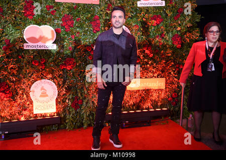 Mexiko City, Mexiko. 24. Januar, 2018. Puerto Rico's Sänger Luis Fonsi posiert für die Fotografen auf dem roten Teppich der Latin Grammy Acoustic Session in Mexiko Stadt. Foto: Alejandra Gonzalez Credit: Alejandra Gonzalez/Alamy leben Nachrichten Stockfoto