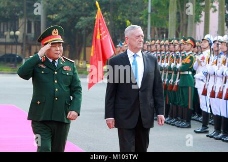 (180125) - Hanoi, Jan. 25, 2018 (Xinhua) - der vietnamesischen Minister für Nationale Verteidigung Allgemeine NRO-Xuan Lich (L) und das US-Verteidigungsminister James Mattis prüfen Ehrengarde während der Begrüßungszeremonie in Hanoi, Hauptstadt von Vietnam, Jan. 25, 2018. (Xinhua / VNA) (ZF) Stockfoto