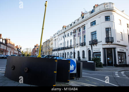 Windsor, Großbritannien. 25. Januar, 2018. Aktuelle antiterrorism Sicherheitsmaßnahmen rund um Windsor Innenstadt gehören vorübergehende Hindernisse für Veranstaltungen wie den Wachwechsel Zeremonie im Schloss Windsor verwendet. Die Royal Borough of Windsor und Maidenhead hat jetzt vorgesehen £ 2,4 Millionen für 'feindlichen Fahrzeug Minderungsmaßnahmen und £ 1,3 Mio. für CCTV-Upgrades innerhalb seiner 2018/19 Haushalt. Credit: Mark Kerrison/Alamy leben Nachrichten Stockfoto