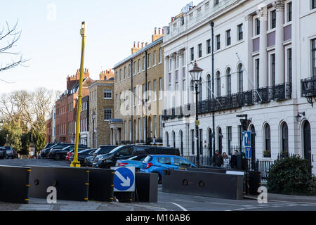 Windsor, Großbritannien. 25. Januar, 2018. Aktuelle antiterrorism Sicherheitsmaßnahmen rund um Windsor Innenstadt gehören vorübergehende Hindernisse für Veranstaltungen wie den Wachwechsel Zeremonie im Schloss Windsor verwendet. Die Royal Borough of Windsor und Maidenhead hat jetzt vorgesehen £ 2,4 Millionen für 'feindlichen Fahrzeug Minderungsmaßnahmen und £ 1,3 Mio. für CCTV-Upgrades innerhalb seiner 2018/19 Haushalt. Credit: Mark Kerrison/Alamy leben Nachrichten Stockfoto