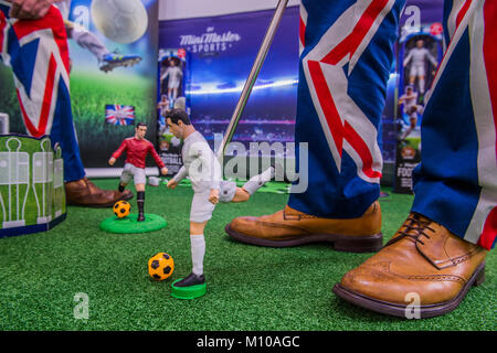 London, Großbritannien. 25 Jan, 2018. MiniMaster Fußball Spiel bereit für die WM - Die jährlichen Spielwarenmesse in Olympia, London. Credit: Guy Bell/Alamy leben Nachrichten Stockfoto