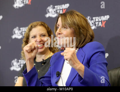 Boca Raton, FL, USA. 26 Jan, 2018. Us-Rep. Debbie Wasserman Schultz und Haus demokratischer Führer Nancy Pelosi sprechen, während ein Town Hall Meeting Donnerstag durch die Florida Atlantic University College Demokrat gehostet und dem neuen Steuerrecht von Präsident Donald Trump unterzeichnet diskutieren. Mike Stocker, Südflorida Sonne-Hinweissymbol Credit: Sonne-hinweissymbol/ZUMA Draht/Alamy leben Nachrichten Stockfoto