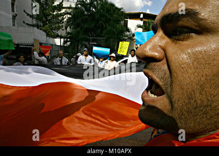 Februar 4, 2011 - Caracas, Distrito Capital, Venezuela - Februar 04., 2011. Die Bürger der ägyptischen Ursprungs, protestierten vor der Botschaft Ihres Landes gegen Präsident Hosni Mubarack, in Caracas, Venezuela. Foto: Juan Carlos Hernandez (Credit Bild: © Juan Carlos Hernandez über ZUMA Draht) Stockfoto