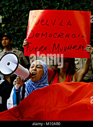 Februar 4, 2011 - Caracas, Distrito Capital, Venezuela - Februar 04., 2011. Die Bürger der ägyptischen Ursprungs, protestierten vor der Botschaft Ihres Landes gegen Präsident Hosni Mubarack, in Caracas, Venezuela. Foto: Juan Carlos Hernandez (Credit Bild: © Juan Carlos Hernandez über ZUMA Draht) Stockfoto