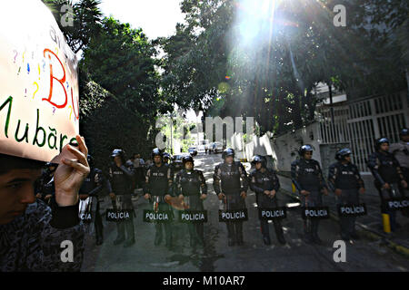 Februar 4, 2011 - Caracas, Distrito Capital, Venezuela - Februar 04., 2011. Die Bürger der ägyptischen Ursprungs, protestierten vor der Botschaft Ihres Landes gegen Präsident Hosni Mubarack, in Caracas, Venezuela. Foto: Juan Carlos Hernandez (Credit Bild: © Juan Carlos Hernandez über ZUMA Draht) Stockfoto