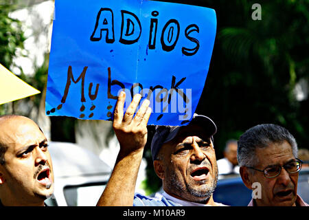 Februar 4, 2011 - Caracas, Distrito Capital, Venezuela - Februar 04., 2011. Die Bürger der ägyptischen Ursprungs, protestierten vor der Botschaft Ihres Landes gegen Präsident Hosni Mubarack, in Caracas, Venezuela. Foto: Juan Carlos Hernandez (Credit Bild: © Juan Carlos Hernandez über ZUMA Draht) Stockfoto