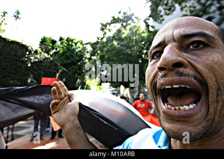 Februar 4, 2011 - Caracas, Distrito Capital, Venezuela - Februar 04., 2011. Die Bürger der ägyptischen Ursprungs, protestierten vor der Botschaft Ihres Landes gegen Präsident Hosni Mubarack, in Caracas, Venezuela. Foto: Juan Carlos Hernandez (Credit Bild: © Juan Carlos Hernandez über ZUMA Draht) Stockfoto