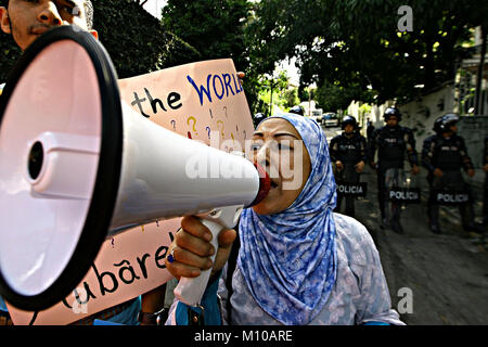 Februar 4, 2011 - Caracas, Distrito Capital, Venezuela - Februar 04., 2011. Die Bürger der ägyptischen Ursprungs, protestierten vor der Botschaft Ihres Landes gegen Präsident Hosni Mubarack, in Caracas, Venezuela. Foto: Juan Carlos Hernandez (Credit Bild: © Juan Carlos Hernandez über ZUMA Draht) Stockfoto