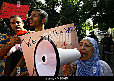 Februar 4, 2011 - Caracas, Distrito Capital, Venezuela - Februar 04., 2011. Die Bürger der ägyptischen Ursprungs, protestierten vor der Botschaft Ihres Landes gegen Präsident Hosni Mubarack, in Caracas, Venezuela. Foto: Juan Carlos Hernandez (Credit Bild: © Juan Carlos Hernandez über ZUMA Draht) Stockfoto