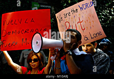 Februar 4, 2011 - Caracas, Distrito Capital, Venezuela - Februar 04., 2011. Die Bürger der ägyptischen Ursprungs, protestierten vor der Botschaft Ihres Landes gegen Präsident Hosni Mubarack, in Caracas, Venezuela. Foto: Juan Carlos Hernandez (Credit Bild: © Juan Carlos Hernandez über ZUMA Draht) Stockfoto