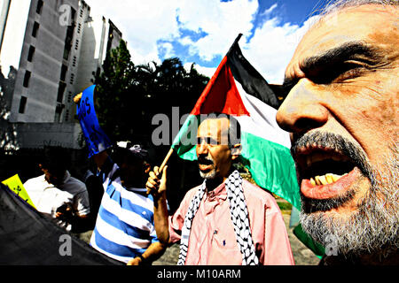 Februar 4, 2011 - Caracas, Distrito Capital, Venezuela - Februar 04., 2011. Die Bürger der ägyptischen Ursprungs, protestierten vor der Botschaft Ihres Landes gegen Präsident Hosni Mubarack, in Caracas, Venezuela. Foto: Juan Carlos Hernandez (Credit Bild: © Juan Carlos Hernandez über ZUMA Draht) Stockfoto