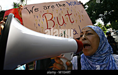 Februar 4, 2011 - Caracas, Distrito Capital, Venezuela - Februar 04., 2011. Die Bürger der ägyptischen Ursprungs, protestierten vor der Botschaft Ihres Landes gegen Präsident Hosni Mubarack, in Caracas, Venezuela. Foto: Juan Carlos Hernandez (Credit Bild: © Juan Carlos Hernandez über ZUMA Draht) Stockfoto