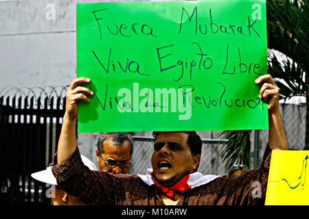 Februar 4, 2011 - Caracas, Distrito Capital, Venezuela - Februar 04., 2011. Die Bürger der ägyptischen Ursprungs, protestierten vor der Botschaft Ihres Landes gegen Präsident Hosni Mubarack, in Caracas, Venezuela. Foto: Juan Carlos Hernandez (Credit Bild: © Juan Carlos Hernandez über ZUMA Draht) Stockfoto