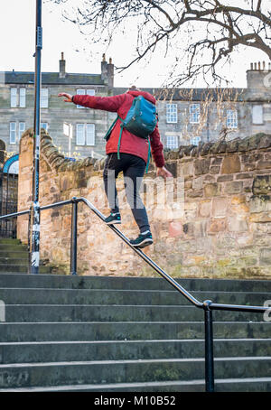 Grassmarket, Old Town, Edinburgh, Schottland, Großbritannien, 24. Januar 2018. Junger Mann balanciert Parkour auf Handlauf in Gassentreppen Stockfoto