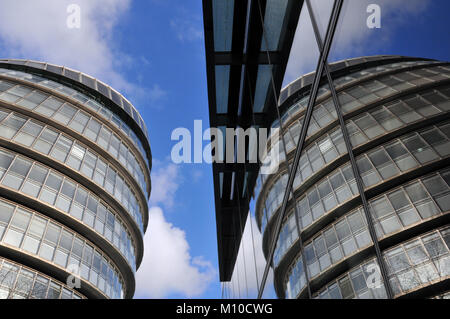 London, Großbritannien. 25 Jan, 2018. Rathaus am Südufer der Themse in einem modernen verglasten Business Office Gebäude mit den blauen Himmel von einer wechselhaften Wintern Tag im Hintergrund reflektiert. Gebrochen weiße Wolken gegen ein wunderschön blauen Himmel auf einer knackig frisch Januar Tag in der Stadt. Quelle: Steve Hawkins Fotografie/Alamy leben Nachrichten Stockfoto