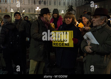 Turin, Piemont, Italien. 25 Jan, 2018. Torchlight im Gedächtnis von Giulio Regeni in Turin, Italien. Giulio Regeni war ein italienischer Forscher, der am 25. Januar 2016 in Kairo, Ägypten, getötet wurde. Er war in Ägypten Forschung auf unabhängigen ägyptischen Gewerkschaften zu tun. Credit: Stefano Guidi/ZUMA Draht/Alamy leben Nachrichten Stockfoto